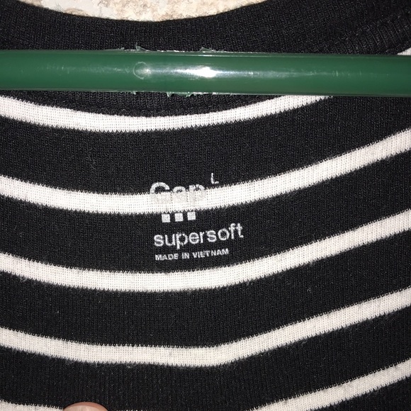 ✅Gap Super Soft V-Neck Long Sleeve Tee - Picture 2 of 4